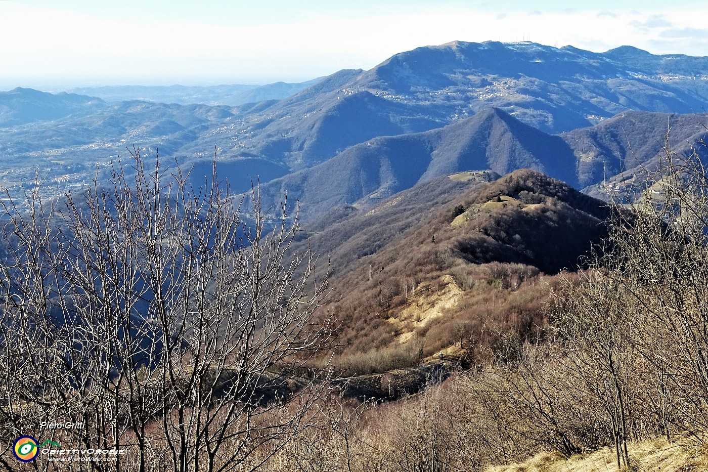 78 Vista sulla dorsale di salita al Canto Alto, sul Monte Ubione  e sul Monte Linzone.JPG